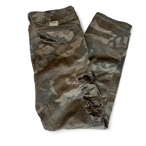 Wrangler Camo Cargo Pants (Size 36 x 32)